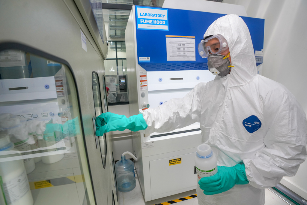 Việt Nam bắt tay sản xuất máy thở và máy đo thân nhiệt